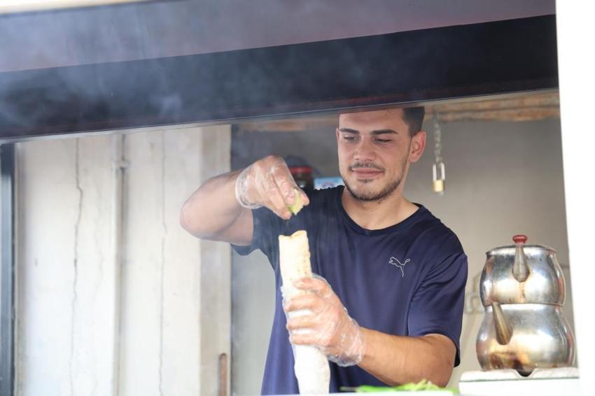 Adanalı genç kebap tezgahından dünya kürsüsüne çıktı! Bilek güreşinde rekor kırdı