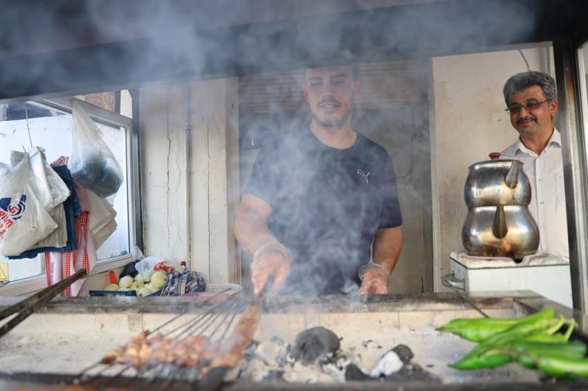 Adanalı genç kebap tezgahından dünya kürsüsüne çıktı! Bilek güreşinde rekor kırdı