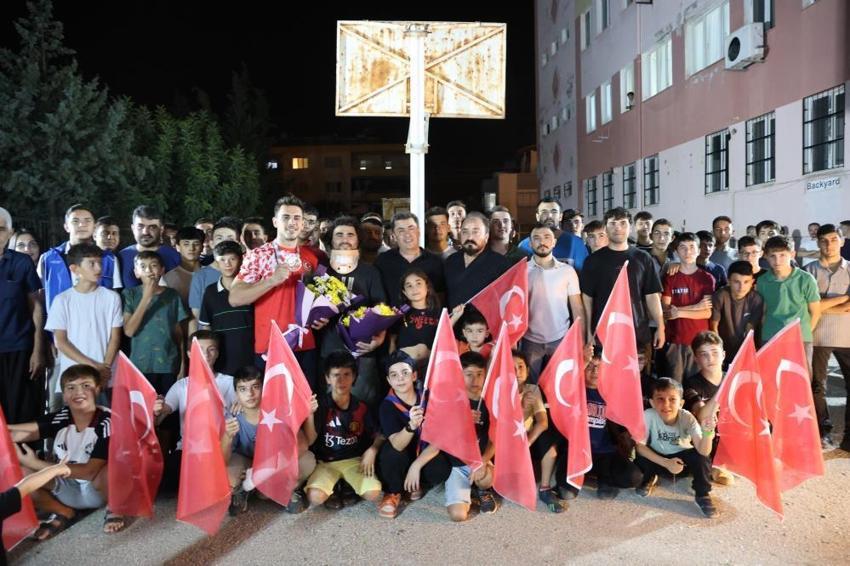 Adanalı genç kebap tezgahından dünya kürsüsüne çıktı! Bilek güreşinde rekor kırdı