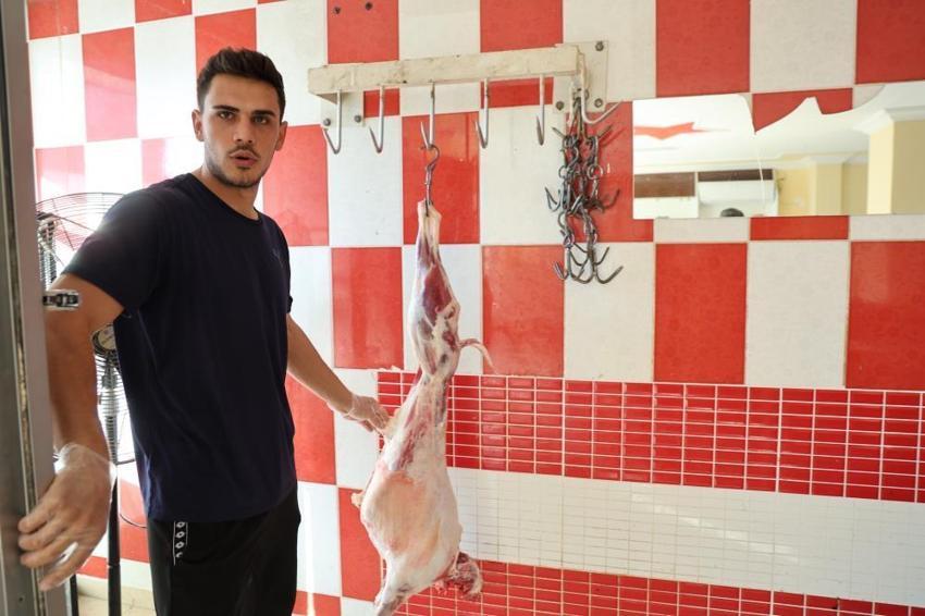Adanalı genç kebap tezgahından dünya kürsüsüne çıktı! Bilek güreşinde rekor kırdı