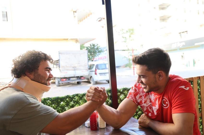 Adanalı genç kebap tezgahından dünya kürsüsüne çıktı! Bilek güreşinde rekor kırdı