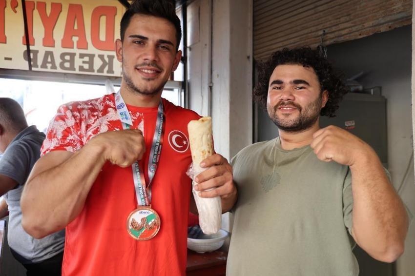 Adanalı genç kebap tezgahından dünya kürsüsüne çıktı! Bilek güreşinde rekor kırdı