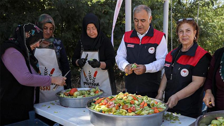 Elazığlı kadınlar devlet desteğiyle üretime başladı: Bahçelerine ektiler, satış rekoru kırıyor!