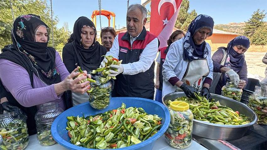 Elazığlı kadınlar devlet desteğiyle üretime başladı: Bahçelerine ektiler, satış rekoru kırıyor!