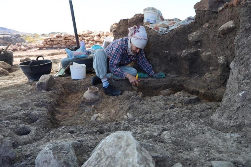 Diyarbakır'da dev arkeolojik keşif: 5 ve 11 bin yıllık 6 mezar bulundu!