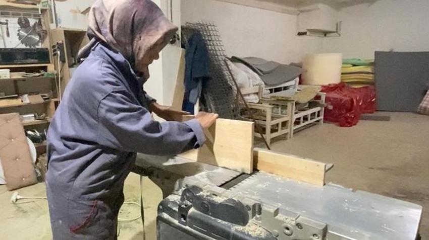 "Kadın işi değil" dediler! Atölyesini kapattı ama vazgeçmedi! Şimdi evinin bodrumunda tek başına üretiyor!