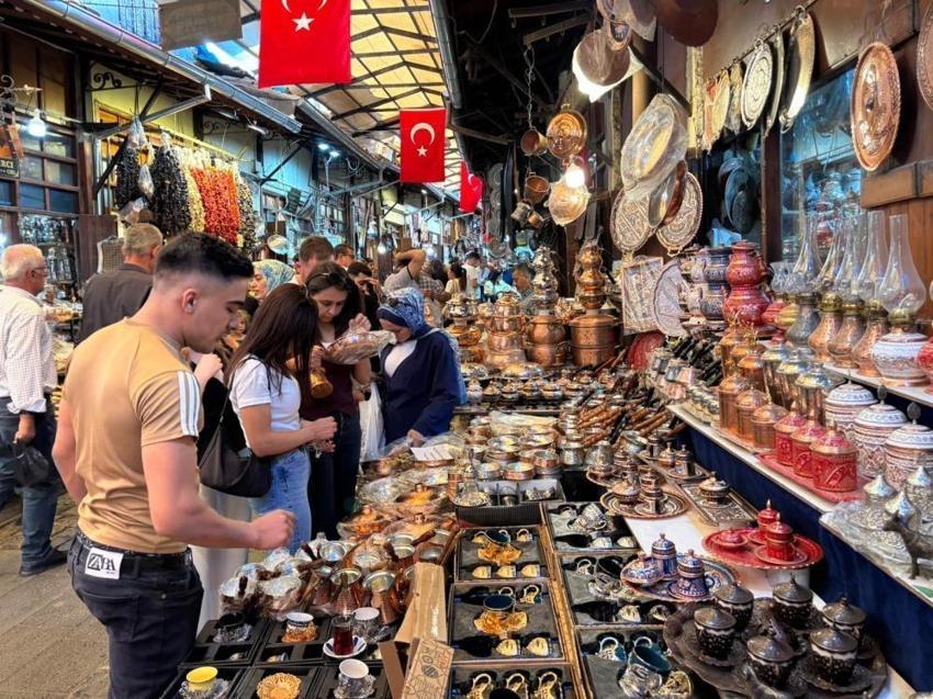 Gaziantep'in 500 yıllık senfonisi: Bakırcılar Çarşısı'nda çekiç sesleri turistleri büyülüyor!