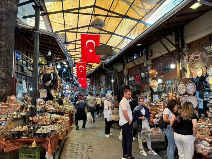 Gaziantep'in 500 yıllık senfonisi: Bakırcılar Çarşısı'nda çekiç sesleri turistleri büyülüyor!
