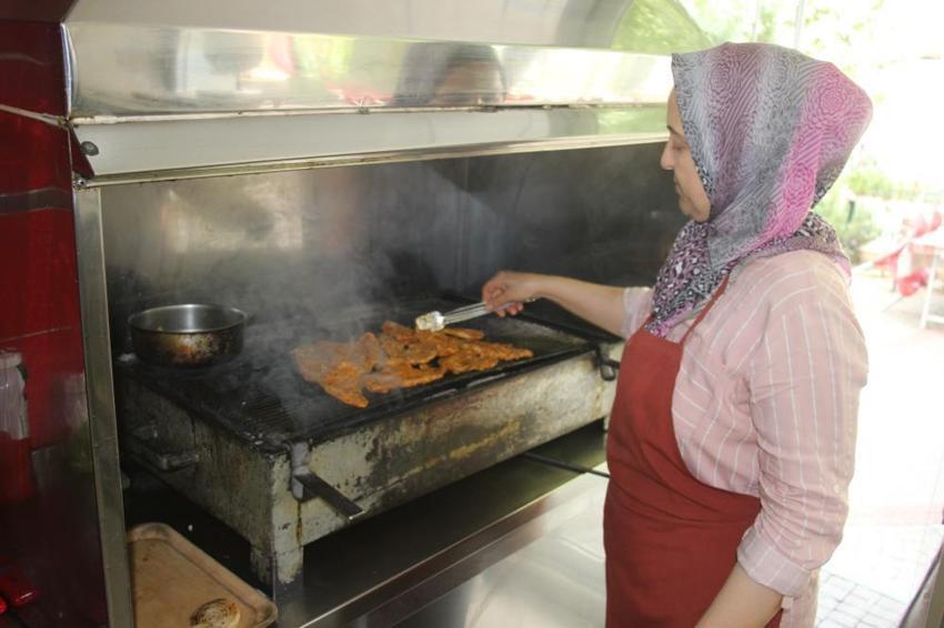 Evde eşine yardım ederken patron oldu! 2 masalık dükkanda başladı 47 yaşında kredi çekmeden işinin başına geçti