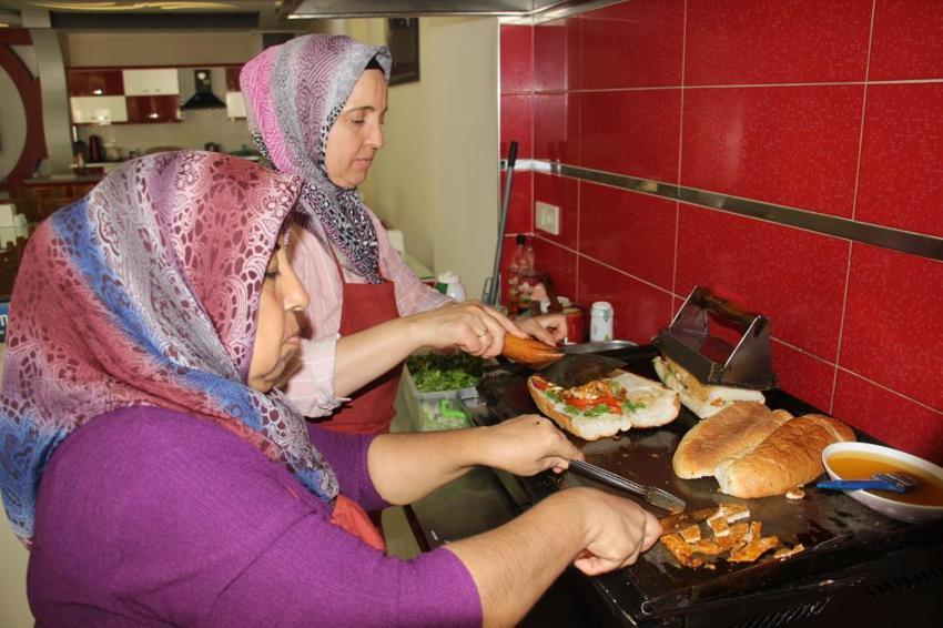 Evde eşine yardım ederken patron oldu! 2 masalık dükkanda başladı 47 yaşında kredi çekmeden işinin başına geçti