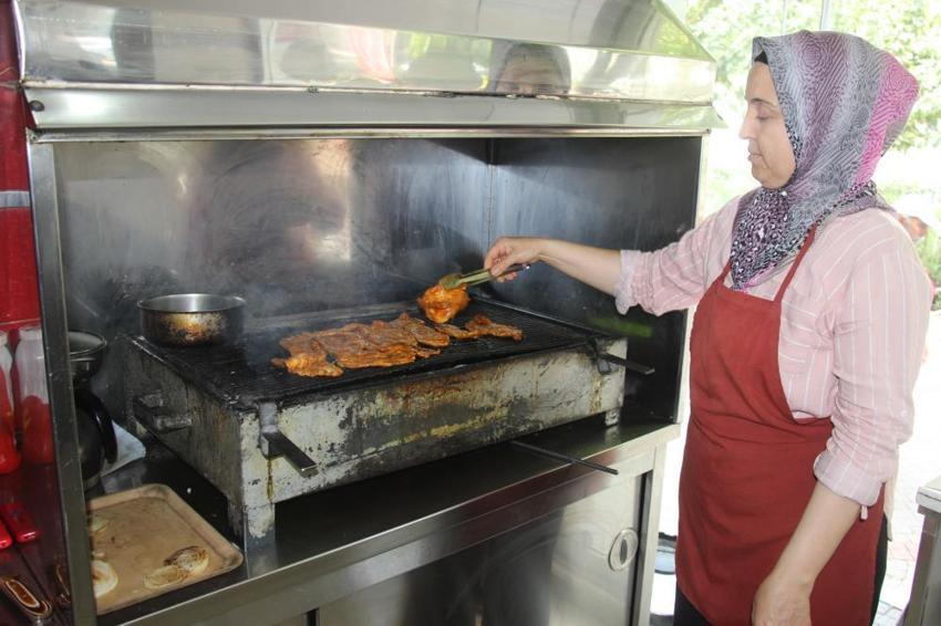 Evde eşine yardım ederken patron oldu! 2 masalık dükkanda başladı 47 yaşında kredi çekmeden işinin başına geçti