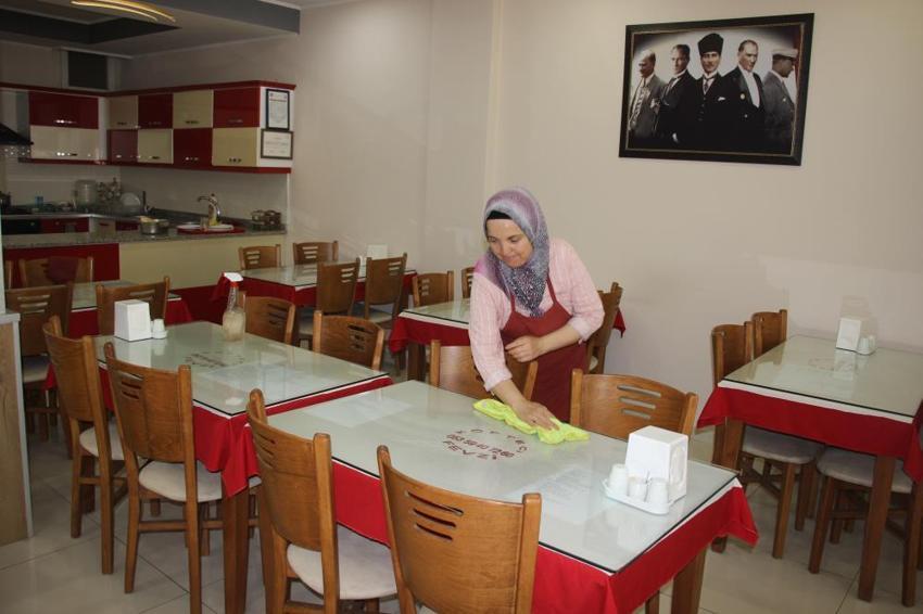 Evde eşine yardım ederken patron oldu! 2 masalık dükkanda başladı 47 yaşında kredi çekmeden işinin başına geçti