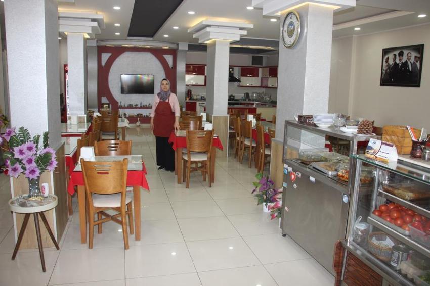 Evde eşine yardım ederken patron oldu! 2 masalık dükkanda başladı 47 yaşında kredi çekmeden işinin başına geçti