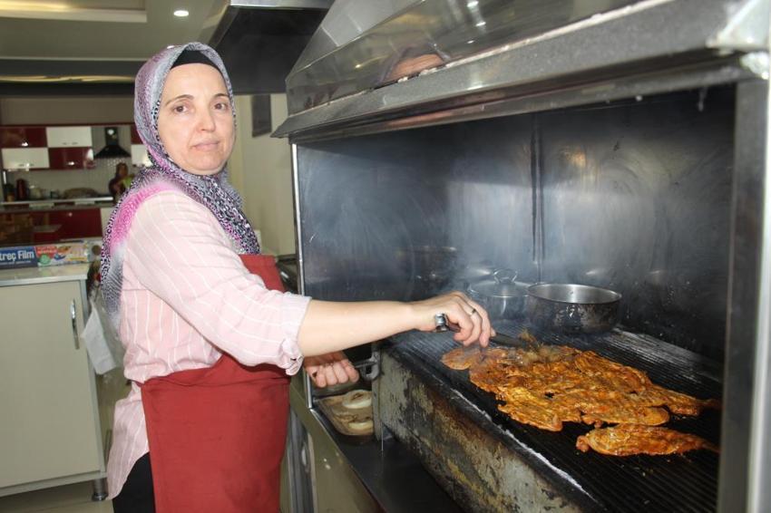 Evde eşine yardım ederken patron oldu! 2 masalık dükkanda başladı 47 yaşında kredi çekmeden işinin başına geçti