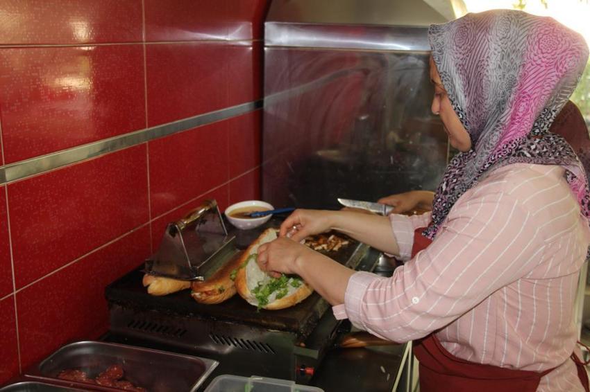 Evde eşine yardım ederken patron oldu! 2 masalık dükkanda başladı 47 yaşında kredi çekmeden işinin başına geçti