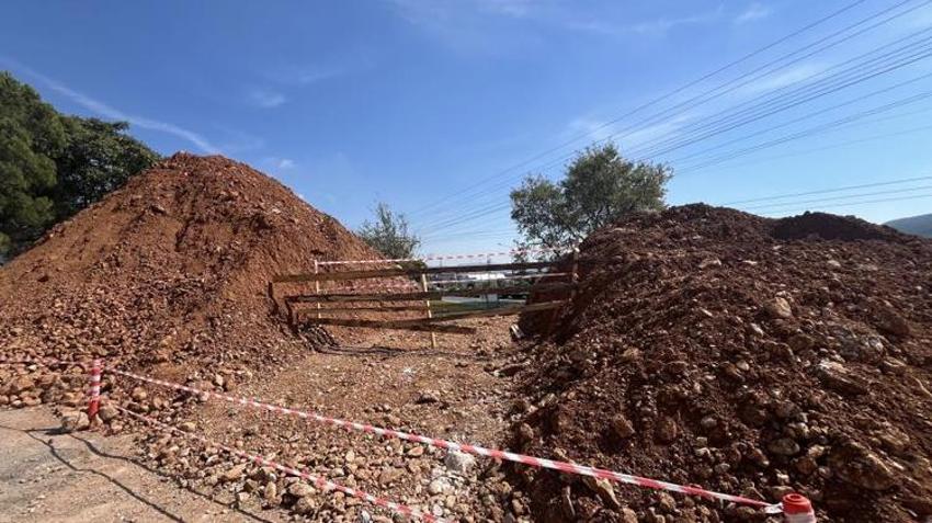 Belediye ekipleri yol kenarını kazarken keşfetti! Gizemi çözülemedi, polisler 24 saat nöbet tutuyor
