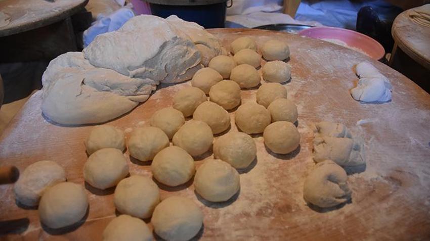 Gümüşhane'de imece geleneği devam ediyor! Köy kadınları birlikte siron ve erişte hazırlığına başladı