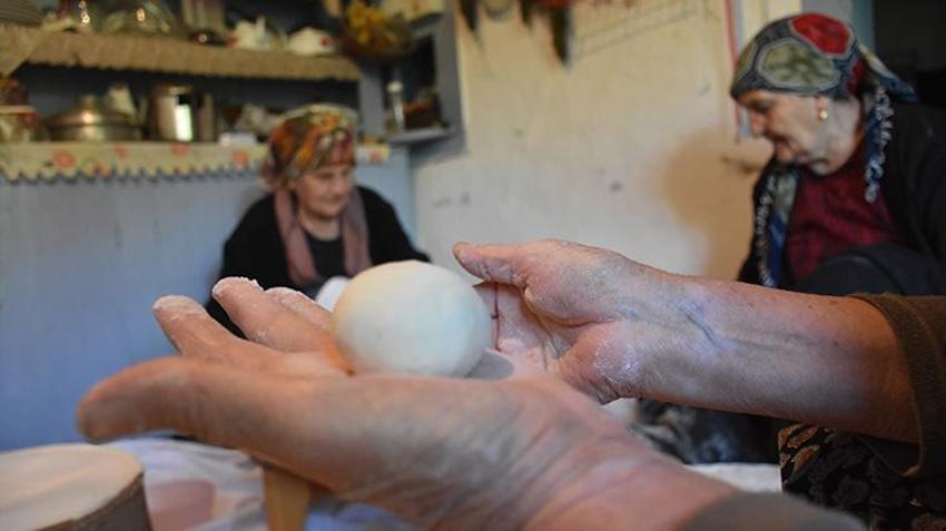 Gümüşhane'de imece geleneği devam ediyor! Köy kadınları birlikte siron ve erişte hazırlığına başladı