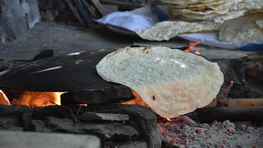 Gümüşhane'de imece geleneği devam ediyor! Köy kadınları birlikte siron ve erişte hazırlığına başladı
