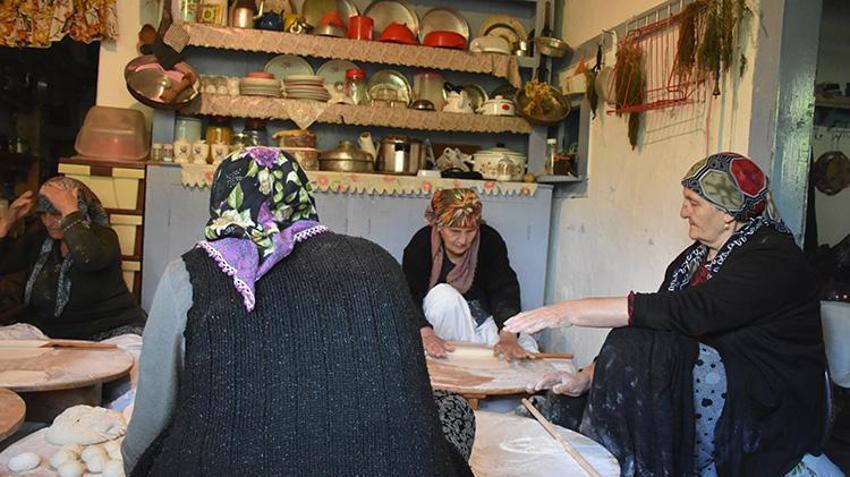 Gümüşhane'de imece geleneği devam ediyor! Köy kadınları birlikte siron ve erişte hazırlığına başladı