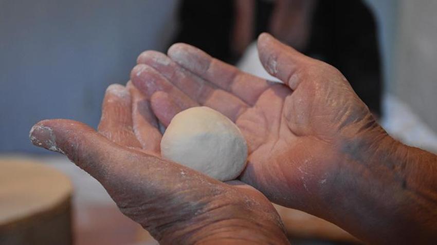 Gümüşhane'de imece geleneği devam ediyor! Köy kadınları birlikte siron ve erişte hazırlığına başladı