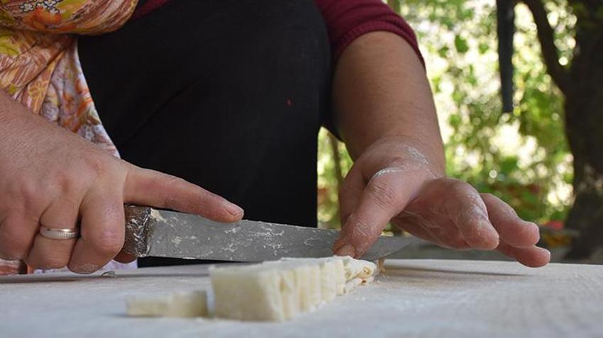 Gümüşhane'de imece geleneği devam ediyor! Köy kadınları birlikte siron ve erişte hazırlığına başladı