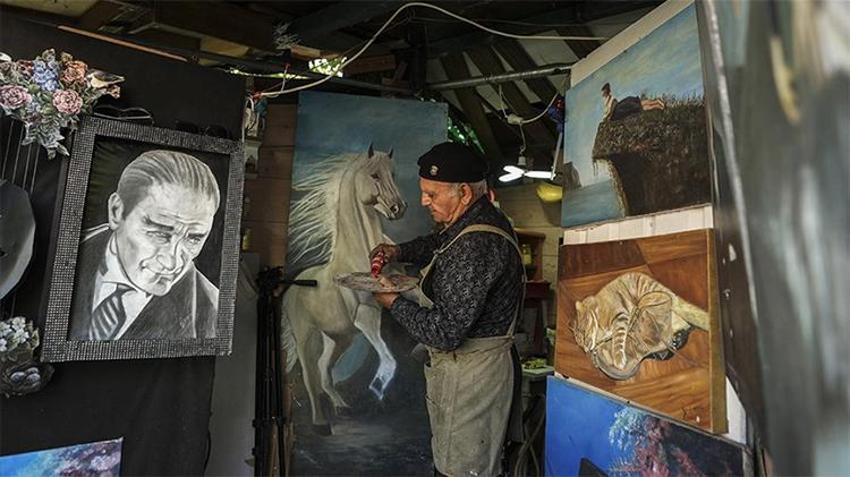Hobisine 80 yaşında kavuştu, huzurevi bahçesini sanat galerisine çevirdi