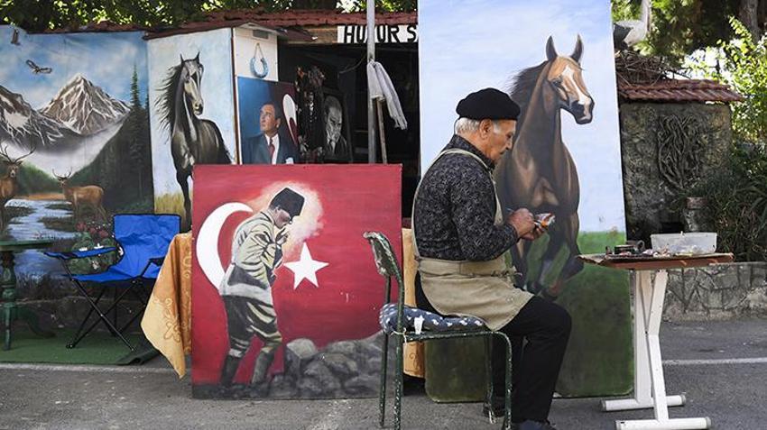 Hobisine 80 yaşında kavuştu, huzurevi bahçesini sanat galerisine çevirdi