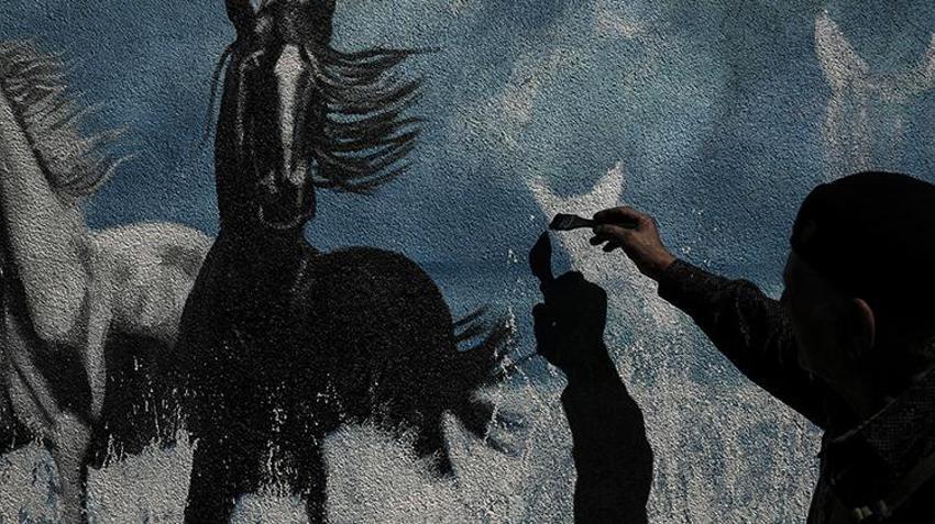 Hobisine 80 yaşında kavuştu, huzurevi bahçesini sanat galerisine çevirdi