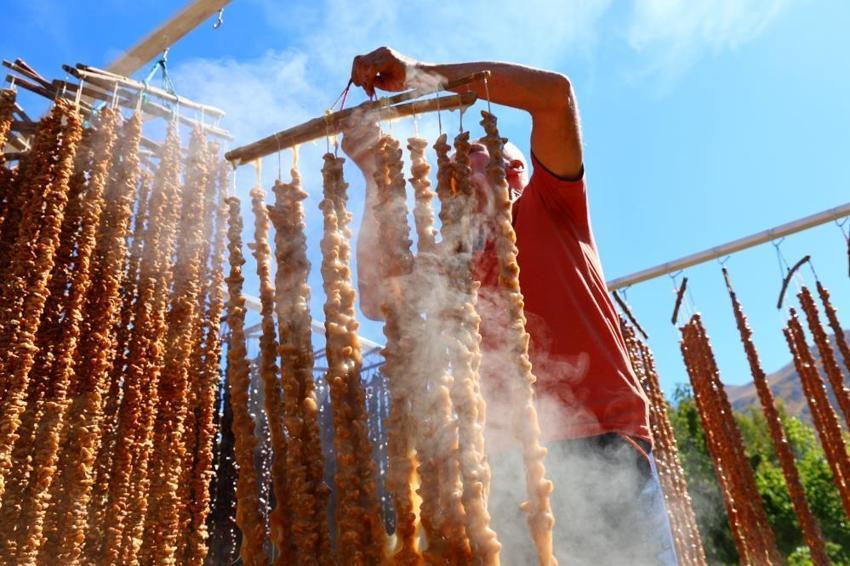 Elazığ'da asırlık lezzet mesaisi başladı! Köylünün geçim kaynağı oldu, taleplere yetişemiyorlar