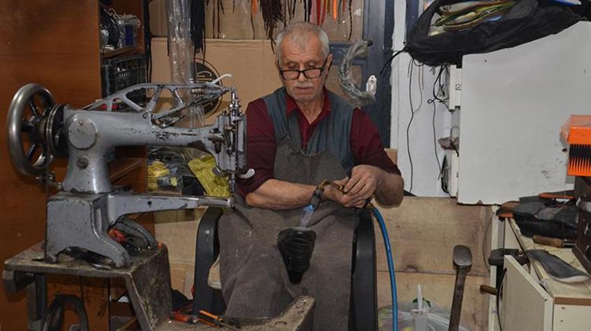 Muş'ta babasından devraldı, 45 yıldır bu işi yapıyor: Fikret usta, geleneksel mesleği tek başına yaşatıyor!