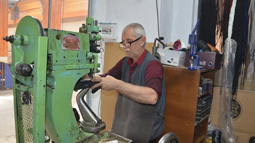 Muş'ta babasından devraldı, 45 yıldır bu işi yapıyor: Fikret usta, geleneksel mesleği tek başına yaşatıyor!