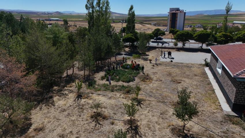 Kayseri'de ilkokul öğrencileri kendi meyve ve sebzesini kendileri yetiştiriyor!