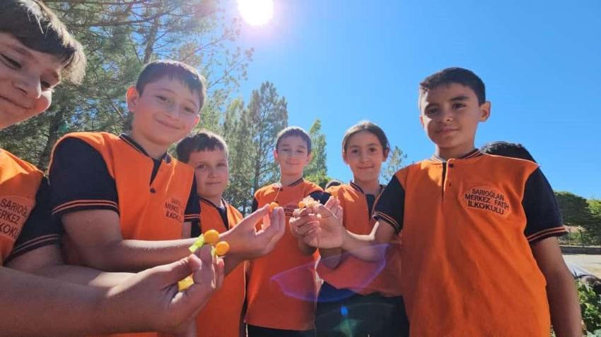 Kayseri'de ilkokul öğrencileri kendi meyve ve sebzesini kendileri yetiştiriyor!