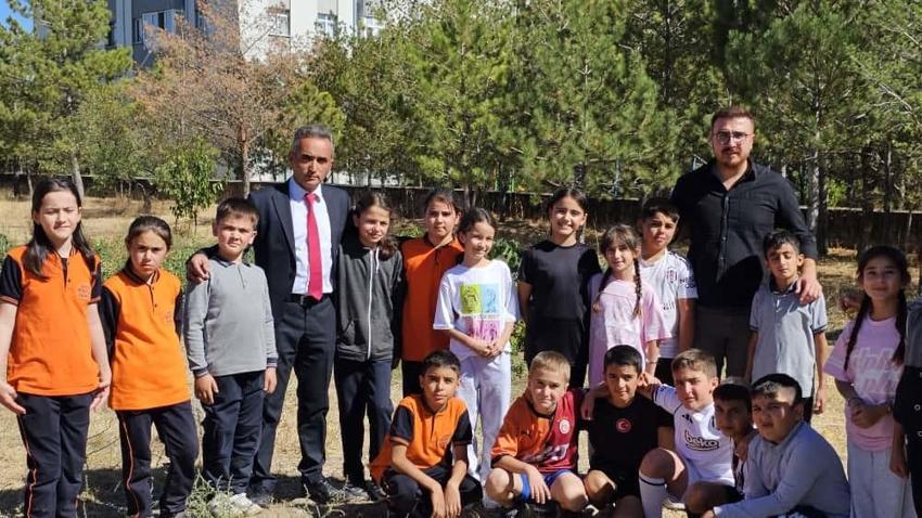 Kayseri'de ilkokul öğrencileri kendi meyve ve sebzesini kendileri yetiştiriyor!