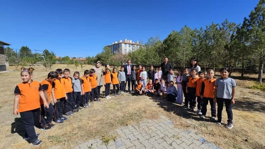 Kayseri'de ilkokul öğrencileri kendi meyve ve sebzesini kendileri yetiştiriyor!