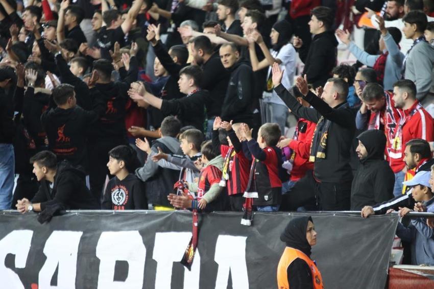 Eskişehirspor son dakikada kazandı, taraftar çıldırdı: Rezillik, Serdar Göçerleri gönderin