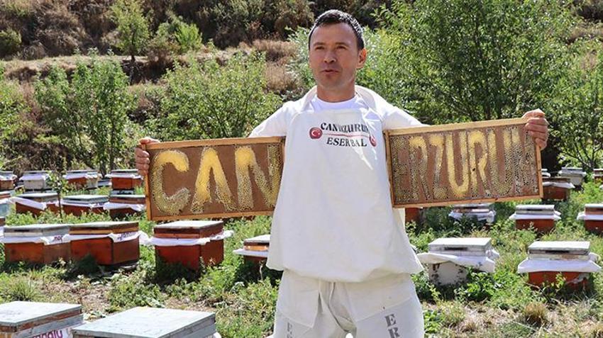 Erzurumlu bal üreticisinden örnek davranış! Bal mumuyla şekil verdiği peteklere yazı yazdı