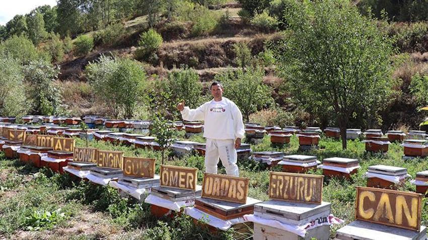 Erzurumlu bal üreticisinden örnek davranış! Bal mumuyla şekil verdiği peteklere yazı yazdı