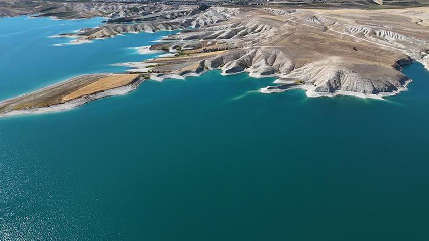 Atatürk Barajı'nda son 52 yılın en büyük kuraklığı yaşanıyor! Sular çekildi, Maldivler'i andıran adacıklar ortaya çıktı