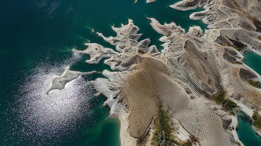 Atatürk Barajı'nda son 52 yılın en büyük kuraklığı yaşanıyor! Sular çekildi, Maldivler'i andıran adacıklar ortaya çıktı
