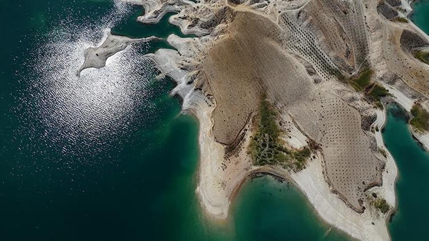 Atatürk Barajı'nda son 52 yılın en büyük kuraklığı yaşanıyor! Sular çekildi, Maldivler'i andıran adacıklar ortaya çıktı