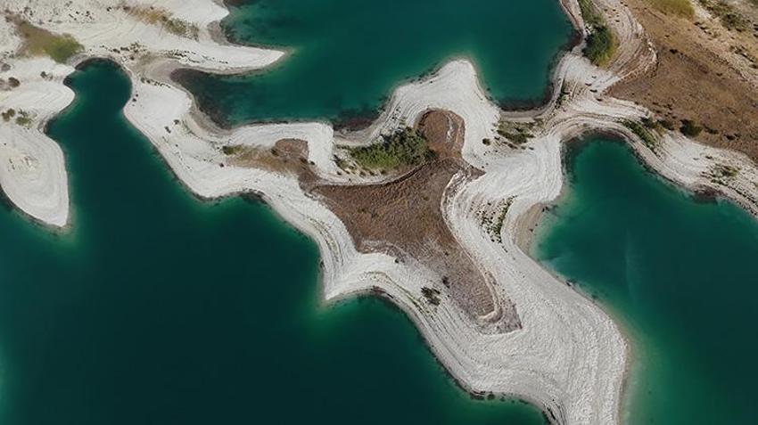 Atatürk Barajı'nda son 52 yılın en büyük kuraklığı yaşanıyor! Sular çekildi, Maldivler'i andıran adacıklar ortaya çıktı