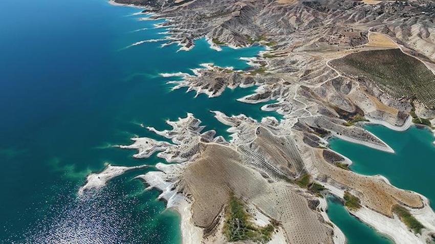 Atatürk Barajı'nda son 52 yılın en büyük kuraklığı yaşanıyor! Sular çekildi, Maldivler'i andıran adacıklar ortaya çıktı