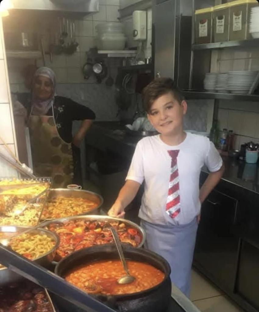 'Z kuşağı iş beğenmiyor' algısını altüst eden genç aşçı İzmir'de örnek oluyor! Günde 30 çeşit yemek yapıyor