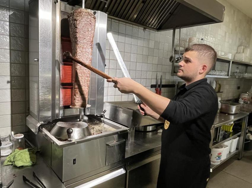 'Z kuşağı iş beğenmiyor' algısını altüst eden genç aşçı İzmir'de örnek oluyor! Günde 30 çeşit yemek yapıyor