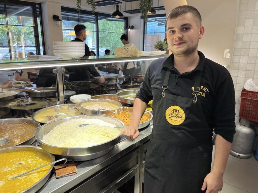 'Z kuşağı iş beğenmiyor' algısını altüst eden genç aşçı İzmir'de örnek oluyor! Günde 30 çeşit yemek yapıyor