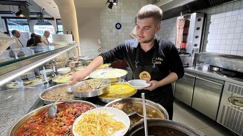 'Z kuşağı iş beğenmiyor' algısını altüst eden genç aşçı İzmir'de örnek oluyor! Günde 30 çeşit yemek yapıyor