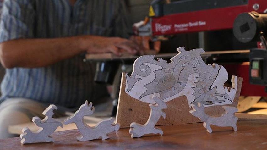 Açmayı planladığı atölyesi yıkıldı, pes etmedi! Hatayı usta, çocukları mutlu eden ahşap yapbozları yeniden üretmeye başladı