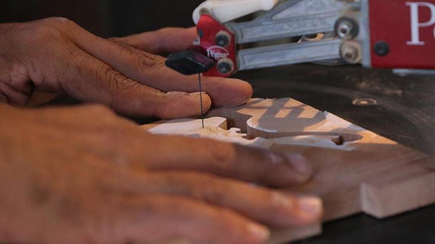 Açmayı planladığı atölyesi yıkıldı, pes etmedi! Hatayı usta, çocukları mutlu eden ahşap yapbozları yeniden üretmeye başladı